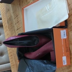 AGL dark red (scarlet) crocodile/EU 37 1/2/ US 7 pumps